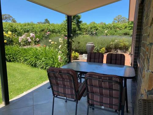 Zahrada ubytování Petit Verdot Cottage - A Vineyard Retreat in Barossa Valley