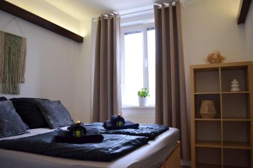 een slaapkamer met een bed met twee kaarsen erop bij Natural-Style Apartment in The Centre of Bratislava in Bratislava
