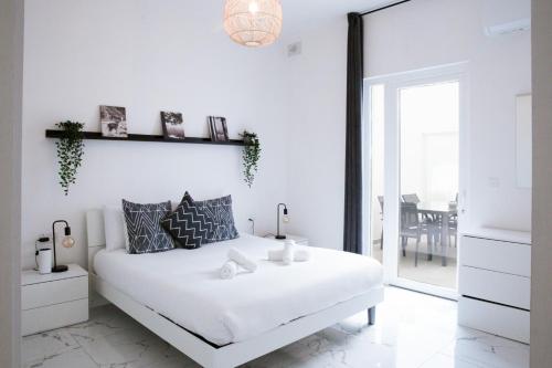Ένα ή περισσότερα κρεβάτια σε δωμάτιο στο Sliema 2beds Backyard Flat by ArcoBnb