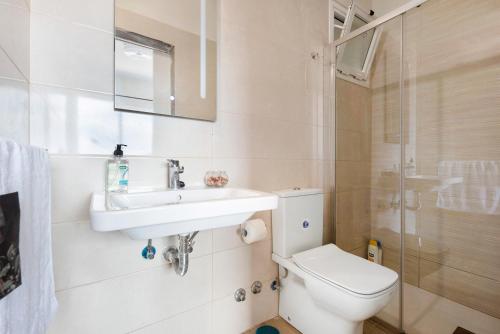 ein Bad mit einem WC, einem Waschbecken und einer Dusche in der Unterkunft La casa de Amalia in Garachico