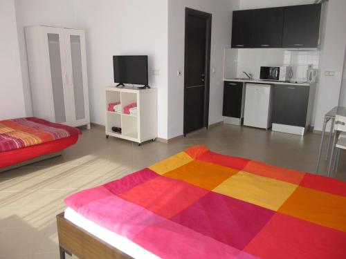 Кровать или кровати в номере Apartments and studios in Cote d’Azure