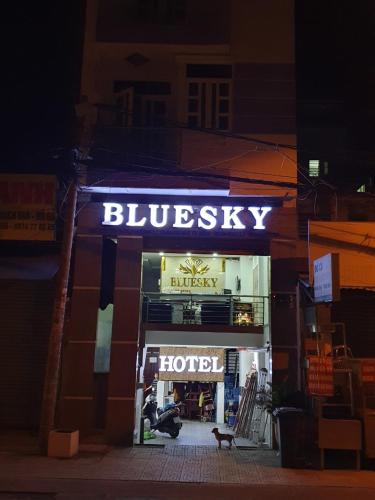 un edificio con un cartel de hotel en Bluesky Tan Son Nhat Golf Center Hotel en Ho Chi Minh