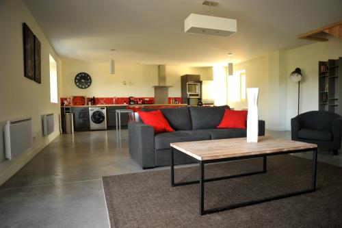 un salon avec un canapé et une table dans l'établissement Hameau Domaine Ceyrac, à Ceyrac