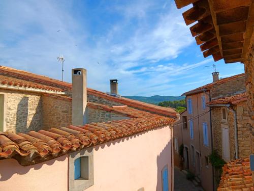 uitzicht op de daken van gebouwen in een stad bij La Petite Romance - Gîte 3 étoiles in Siran