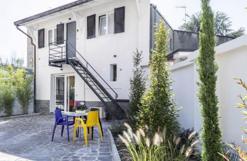 a patio with chairs and a table in front of a house at B&B De I Bravi in Cormano