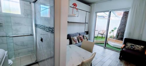 een badkamer met een douche en een glazen deur bij Oasis Marin 1 Studio Proche Mer in Cagnes-sur-Mer