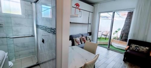 une salle de bain avec douche et porte vitrée dans l'établissement Oasis Marin 1 Studio Proche Mer Parking wifi, à Cagnes-sur-Mer
