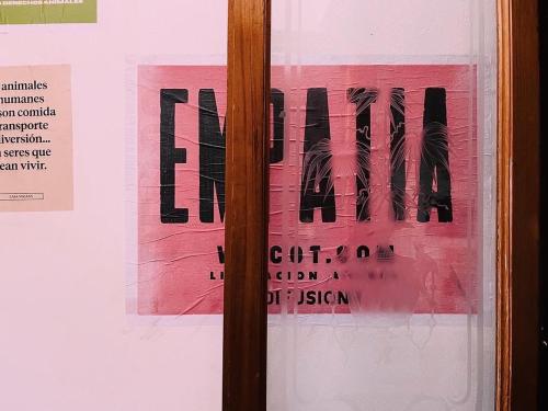 Sijil, anugerah, tanda atau dokumen lain yang dipamerkan di casa vegana