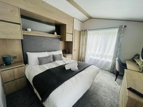 Postel nebo postele na pokoji v ubytování Hideaway Retreat with Hot Tub