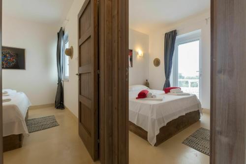 カロヴィーニョにあるVilla Butterfly by Raro Villasのベッドルーム(ベッド1台、窓付)