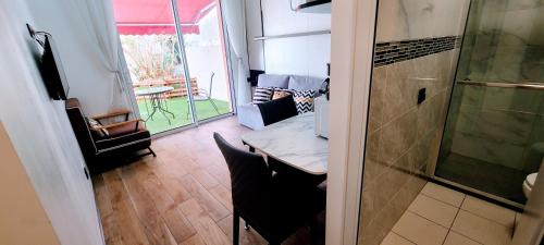 une chambre avec une table et une chambre avec un balcon dans l'établissement Cocon Marin 4 Studio Proche Mer Parking wifi, à Cagnes-sur-Mer