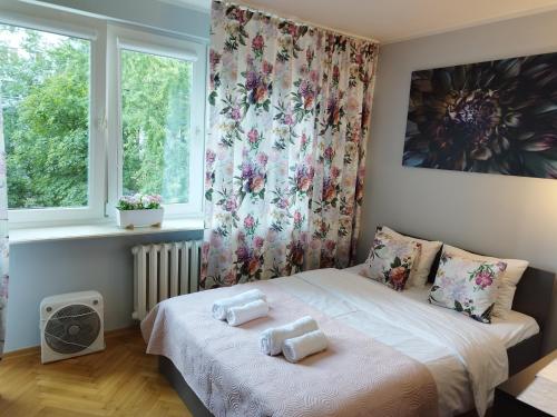 1 dormitorio con 1 cama con 2 toallas en Przytulny Apartament w ścisłym Centrum, en Varsovia