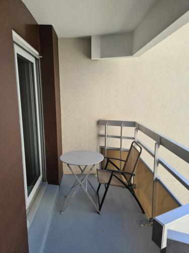 CHAMBRE DE 11 M2 AVEC BALCON