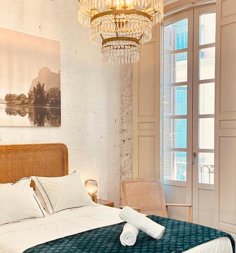 a bedroom with a bed and a chandelier at Tennessee Studio Malaga in Málaga