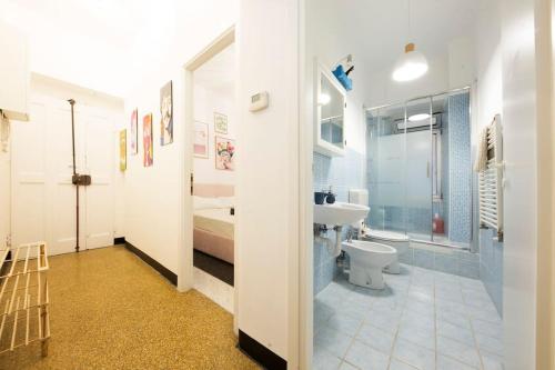 ein Badezimmer mit Toilette, Waschbecken und Dusche in der Unterkunft Agostino's Apartment in Genua