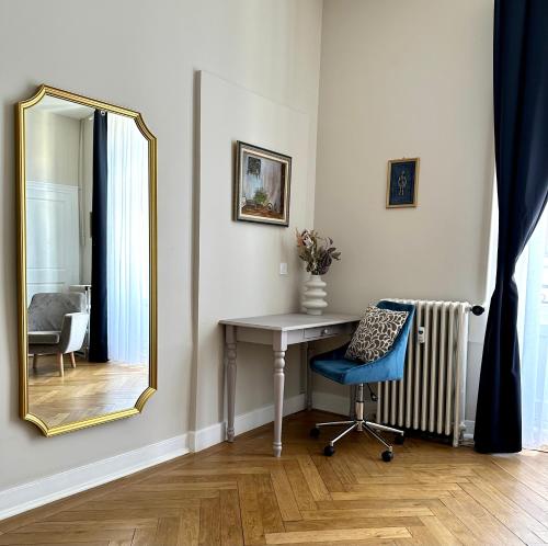 - un miroir dans une chambre avec un bureau et une chaise dans l'établissement Appartement d exception 100m2 avec Parking - Centre historique, à Chambéry
