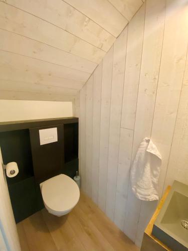 une salle de bain avec des toilettes blanches et un lavabo dans l'établissement Casa Pelican, à Nantes