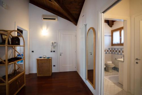 Casa Elti - Shanti and Jay apartments في ليدو دي فينيتسا: حمام مع حوض ومرحاض في الغرفة