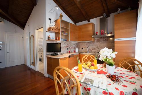 una cocina con una mesa con un bol de fruta. en Casa Elti - Shanti and Jay apartments en Lido de Venecia