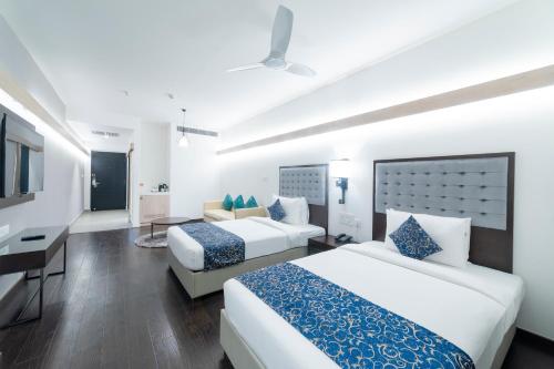 海得拉巴的住宿－Hotel Deccan Serai Grande, Gachibowli, Hyderabad，酒店客房配有两张床和一张书桌