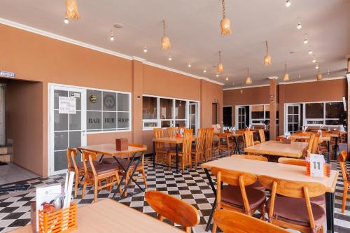 Gallery image of RedDoorz Syariah near Lemahabang Station in Glonggong