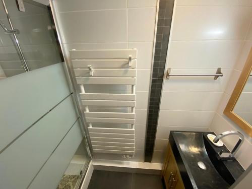 łazienka z umywalką i lustrem w obiekcie Charmant 2 Pièces Rénové 6 Pers, Balcon, Proche Pistes et Commerces - Morillon 1100 - FR-1-412-82 w mieście Morillon