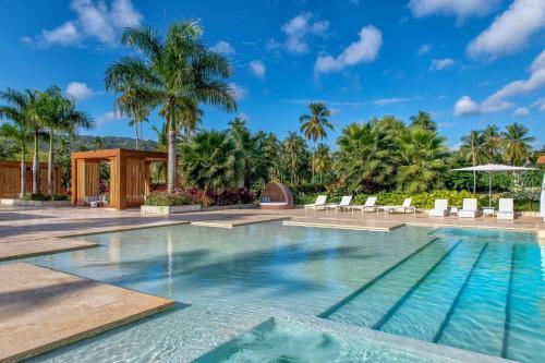 Viva V Samana by Wyndham, A Trademark Adults All Inclusiveの敷地内または近くにあるプール