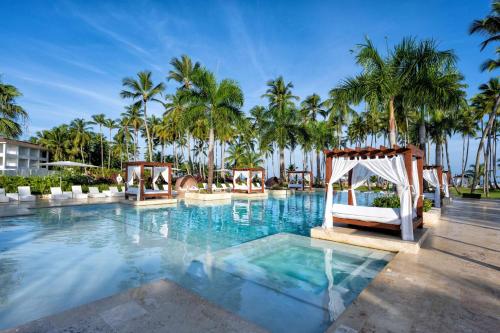 - une piscine avec un kiosque et des palmiers dans l'établissement Viva V Samana by Wyndham, A Trademark Adults All Inclusive, à Las Terrenas