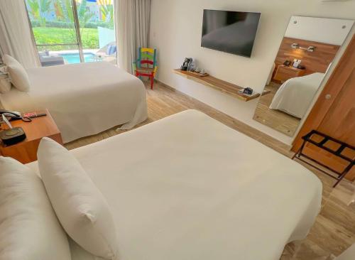Viva V Samana by Wyndham, A Trademark Adults All Inclusiveにあるテレビまたはエンターテインメントセンター