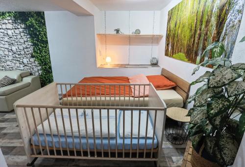 um pequeno quarto com uma cama e um sofá em Ferienwohnung - Appartement "Painted Horse" im Herzen des Pfälzer Waldes em Reichenbach-Steegen