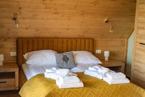 1 dormitorio con 1 cama con toallas en Dom z widokiem na góry i prywatnym jacuzzi w Zębie, en Ząb