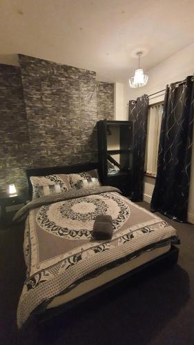 a bedroom with a large bed in a room at 2 bedroom house, Tunstall, Stoke-on-Trent. in Stoke on Trent