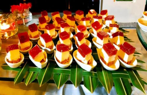 Een hoop hapjes op een dienblad op een tafel. bij Saigon Emerald Beach Resort in Mũi Né