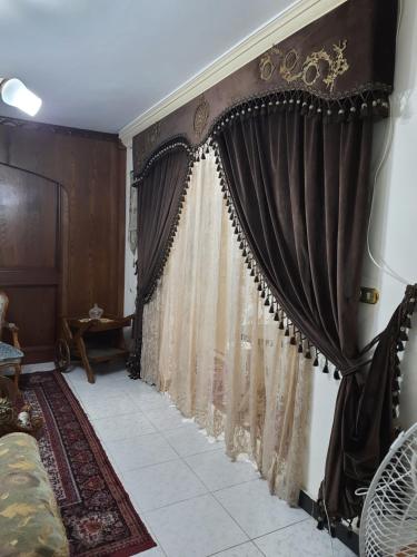 ein Zimmer mit einem Vorhang an der Wand in der Unterkunft Apartment For Rent at Gamal Abdelnasser Street directly near from the sea in Alexandria