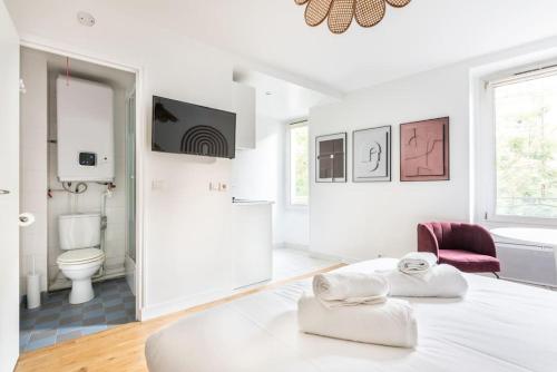 Cette chambre blanche dispose de toilettes et d'une salle de bains. dans l'établissement Studio Place de la Nation - 2GG - II, à Paris