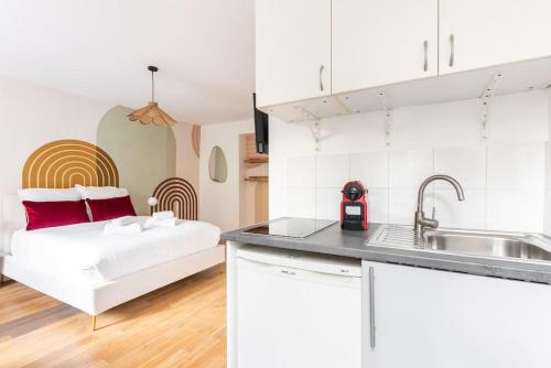 - une cuisine avec évier et un lit dans une chambre dans l'établissement Studio Place de la Nation - 2GG - II, à Paris