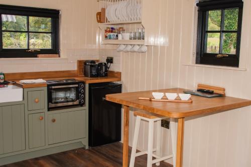 Η κουζίνα ή μικρή κουζίνα στο The Shepherds Rests Luxury Glamping, Carnlough
