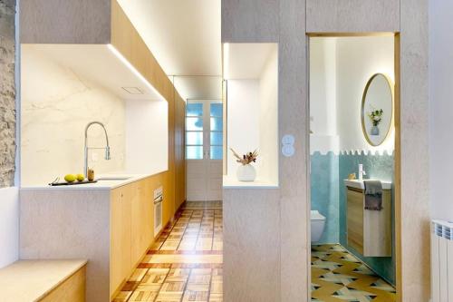 a bathroom with a sink and a toilet at VibesCoruña- Apartamento céntrico recién reformado in A Coruña
