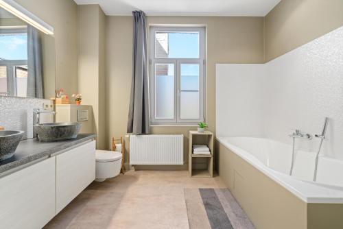 Koupelna v ubytování Spacious Guest Suites near Historic Market - 5 Min Walk