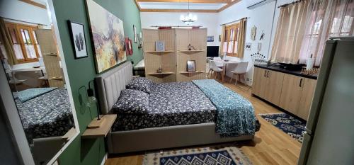 ein Schlafzimmer mit 2 Betten und einem Waschbecken in einem Zimmer in der Unterkunft Teba Garden's Villa in Tirana