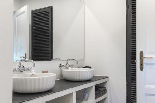 dos lavabos blancos en un mostrador en un baño en The Guest House, en Snekkersten