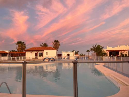 - Vistas a la piscina al atardecer en Sun Beach 10, en Caleta de Fuste