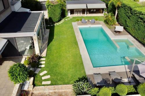 an overhead view of a backyard with a swimming pool at Luxury Floor Apartment with Private Pool in Drafí