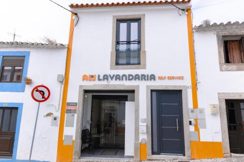 a white building with a sign that reads air lavenderarma at Antiga adega in Óbidos