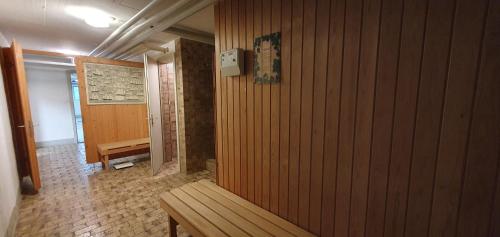 a wooden wall with a bench in a hallway at HeidiHoliday-Jenins Grand Maisonette-Attika mit Office & Relax-Bereich, Aussenparkplatz & Garage, geschützte Sonnen-Panoramaterrasse, Aufgewertet 2024 in Jenins