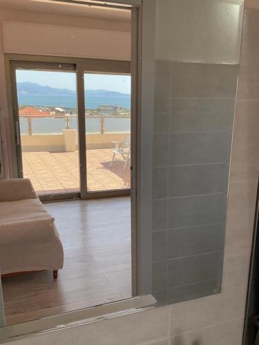 een kamer met een glazen schuifdeur en uitzicht op een patio bij Giroloft in Cagliari