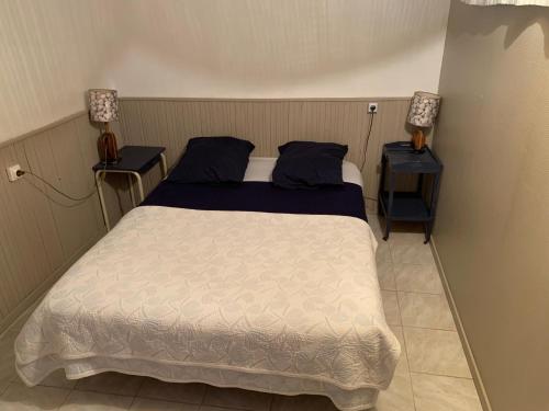 una piccola camera con un letto e due comodini di Ducey-Les Chéris étape Mont Saint Michel St Malo 50220 a Ducey