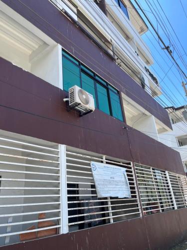 ein Gebäude mit einer Überwachungskamera auf der Seite in der Unterkunft Oppas Studio Unit near Sm uptown in Cagayan de Oro
