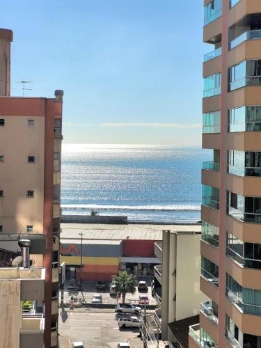 3 suítes, 4 garagens, Vista mar, ótima localização! Meia Praia - Itapema