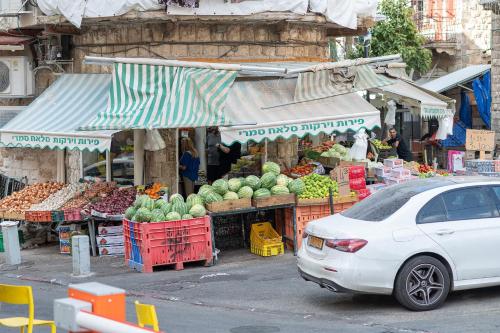 Supermarket nebo jiné obchody v  penzionu nebo okolí